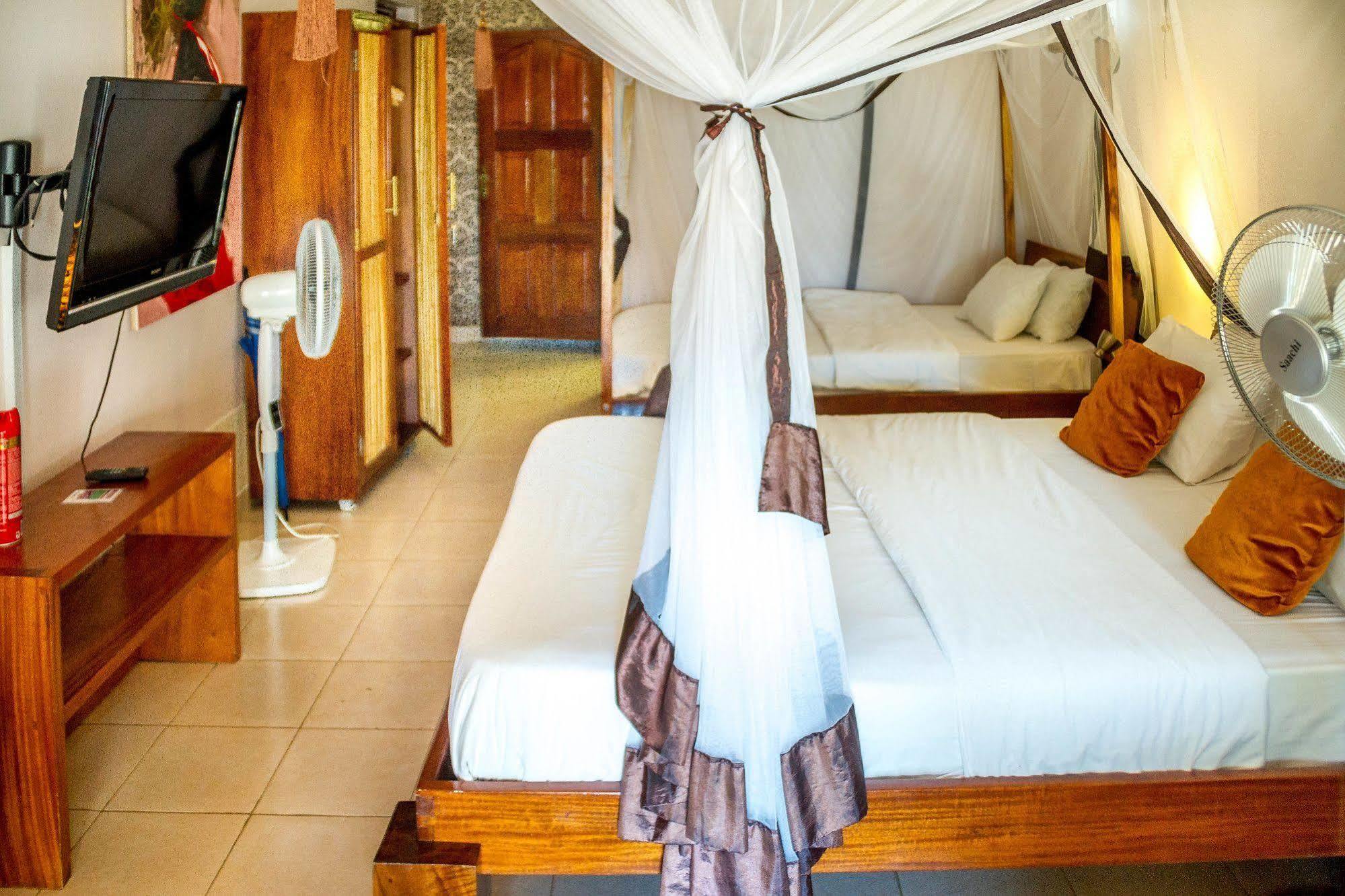 2 Friends Beach Hotel Entebbe Exterior photo