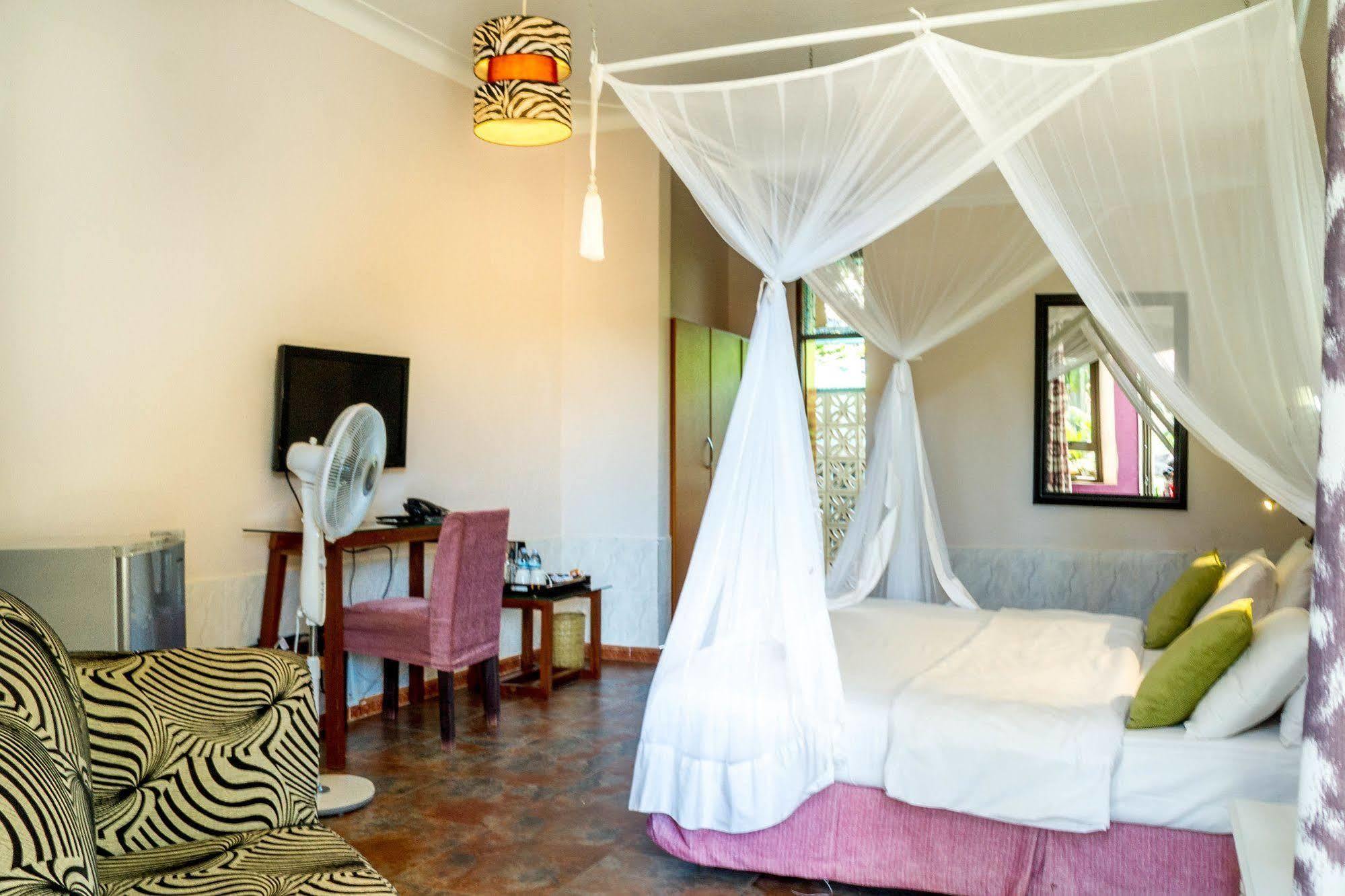 2 Friends Beach Hotel Entebbe Exterior photo