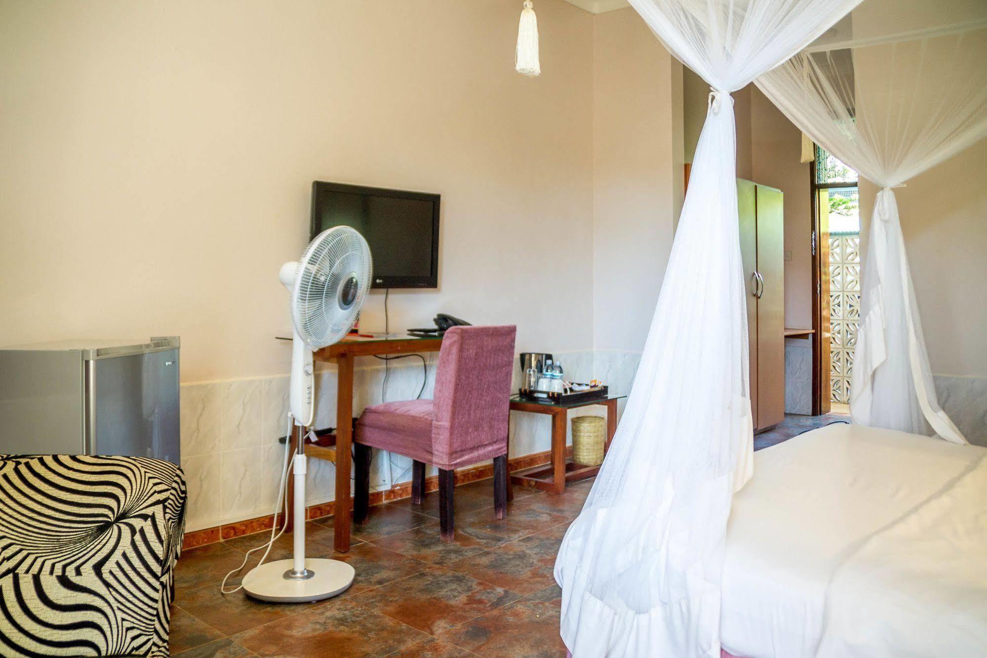2 Friends Beach Hotel Entebbe Exterior photo