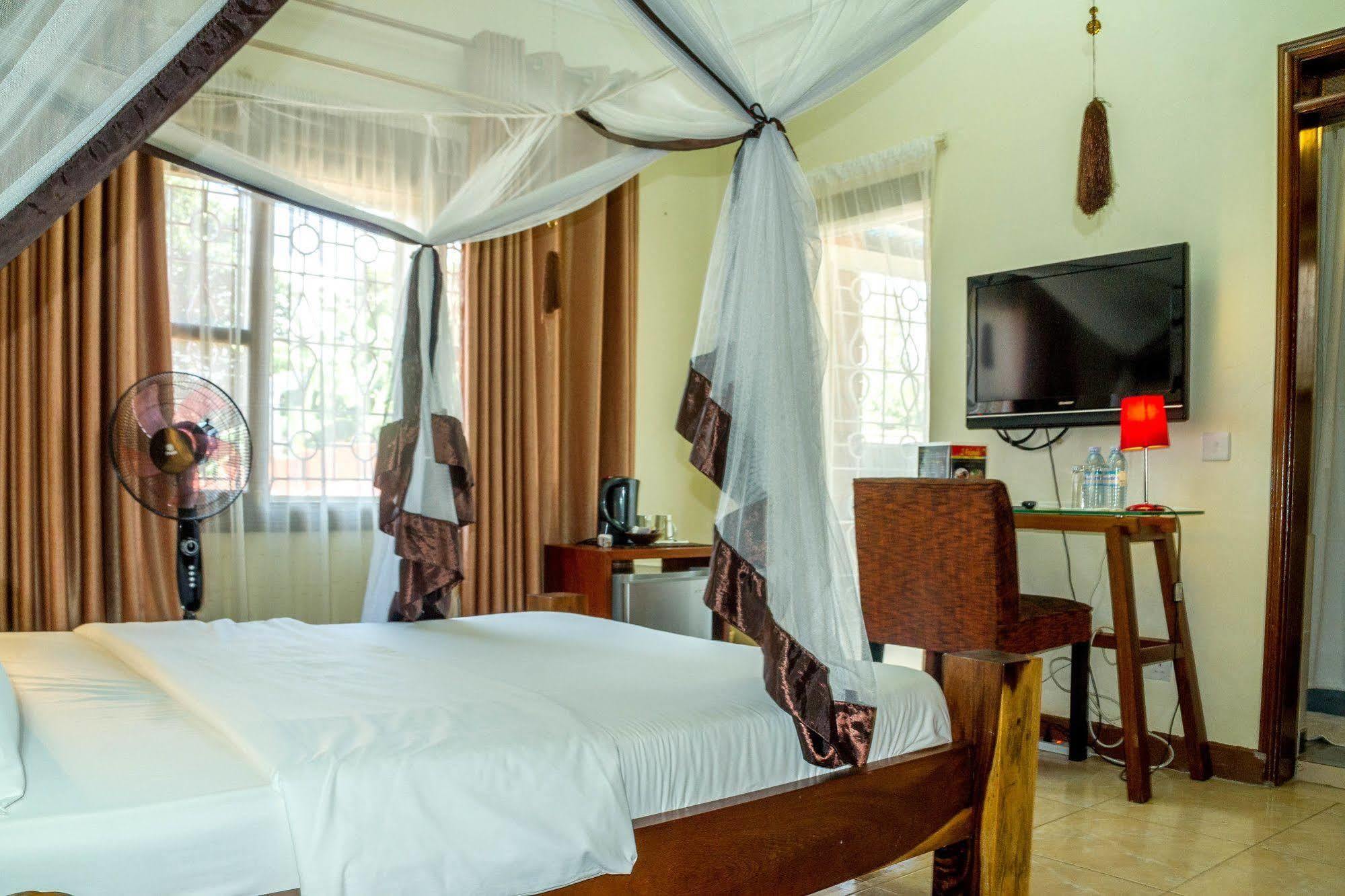 2 Friends Beach Hotel Entebbe Exterior photo
