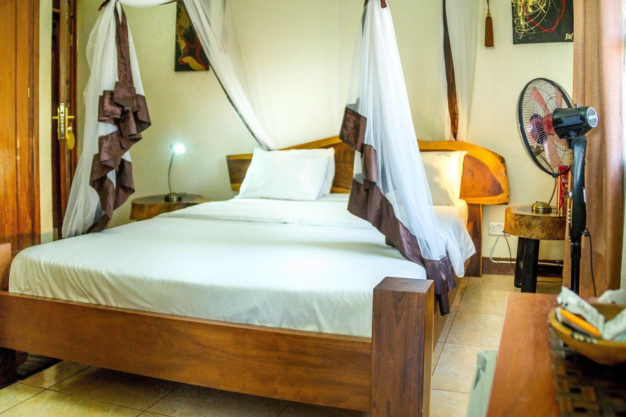 2 Friends Beach Hotel Entebbe Exterior photo