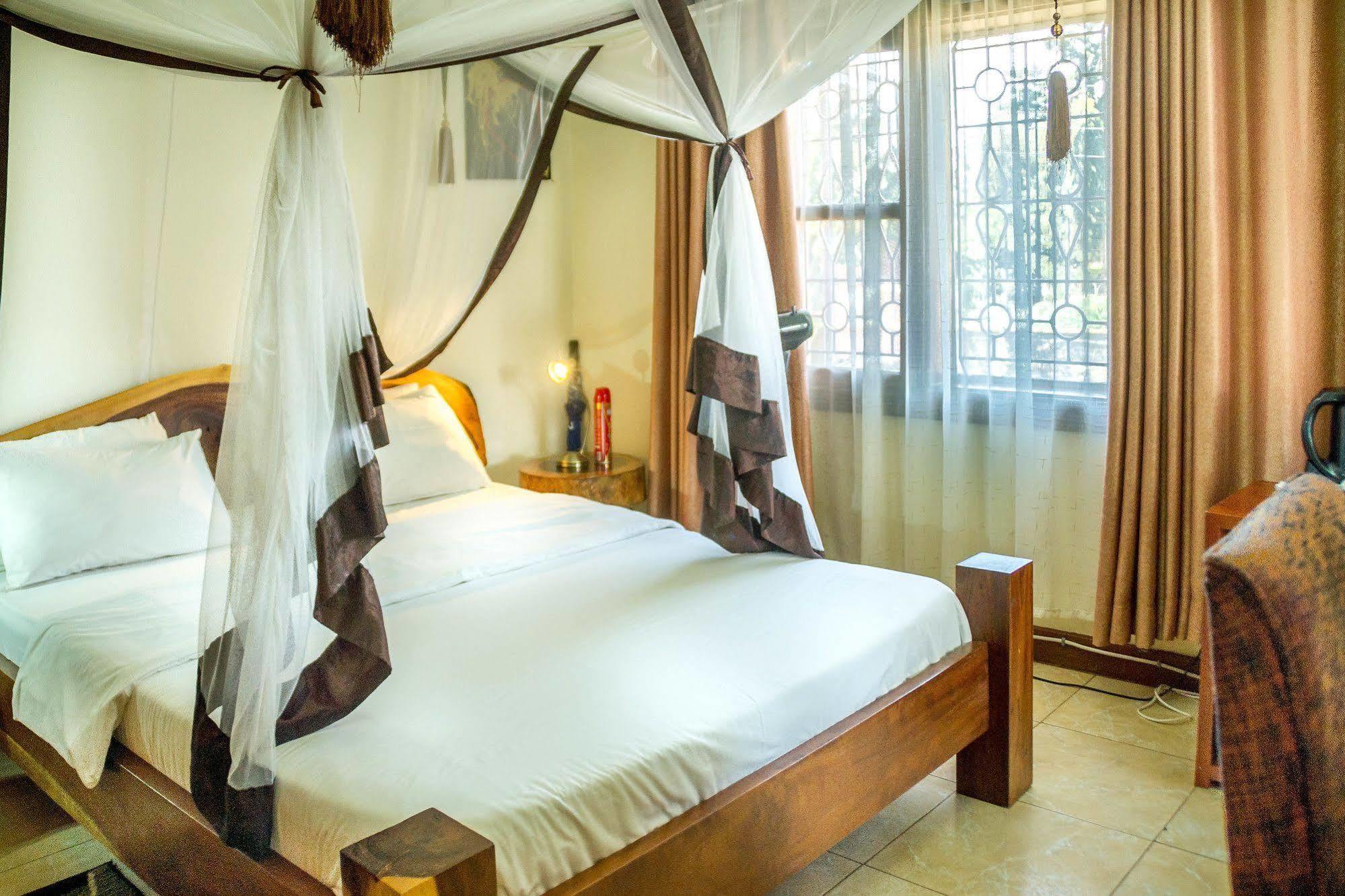 2 Friends Beach Hotel Entebbe Exterior photo